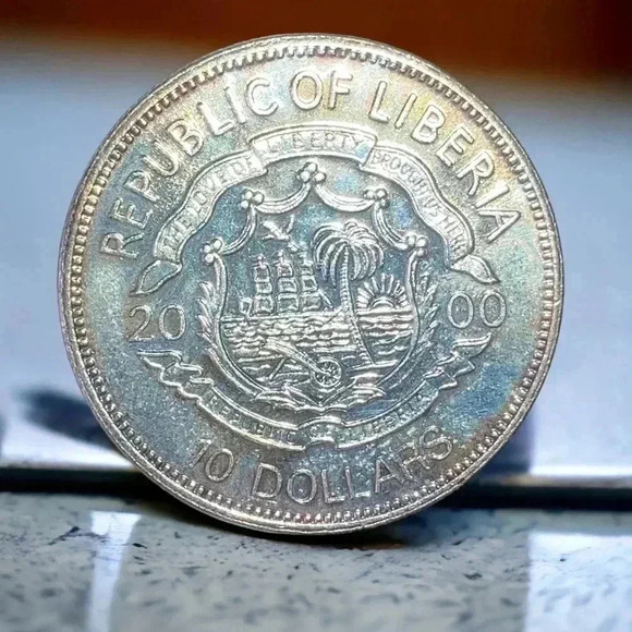 3/$15 2000 Republic of Liberia $10 Colorized Timber Wolf Coin i - Picture 2 of 3